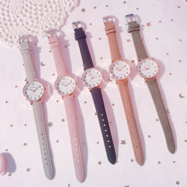 Водоустойчив часовник с каишка от еко кожа и кръгъл циферблат