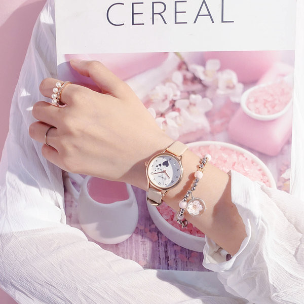 Ежедневен часовник с каишка от еко кожа и кръгъл циферблат