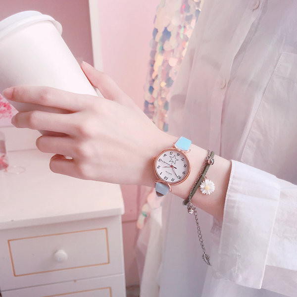 Водоустойчив  часовник с кръгъл циферблат