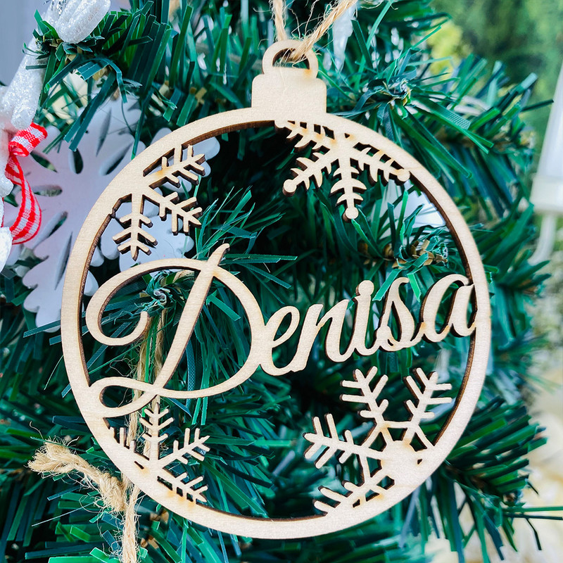 Персонализирани коледни орнаменти Снежинка Топка Дървени персонализирани коледни орнаменти Лазерно изрязани Етикети за подарък за коледно дърво