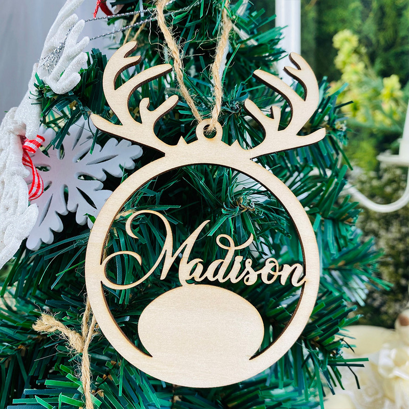 Персонализирани коледни орнаменти Снежинка Топка Дървени персонализирани коледни орнаменти Лазерно изрязани Етикети за подарък за коледно дърво