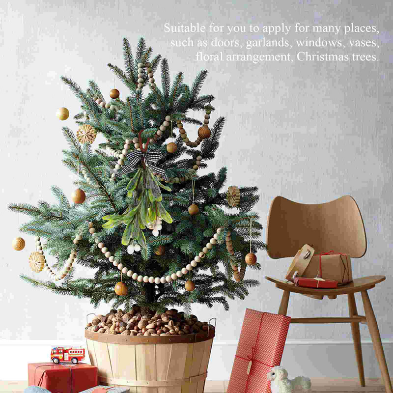 Puuvõõriku okste simulatsioon Kunstlik puuvõõrik valgete marjadega Jõulupuu rippuvad puuvõõrikute oksad