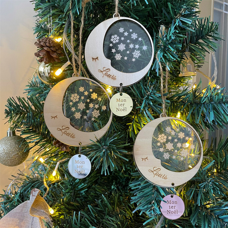 Kohandatud nimega jõuluehteis puidust ja läbipaistvast akrüülist pall Isikupärastatud jõulukaunistusega lumehelves rippuv jõulukink