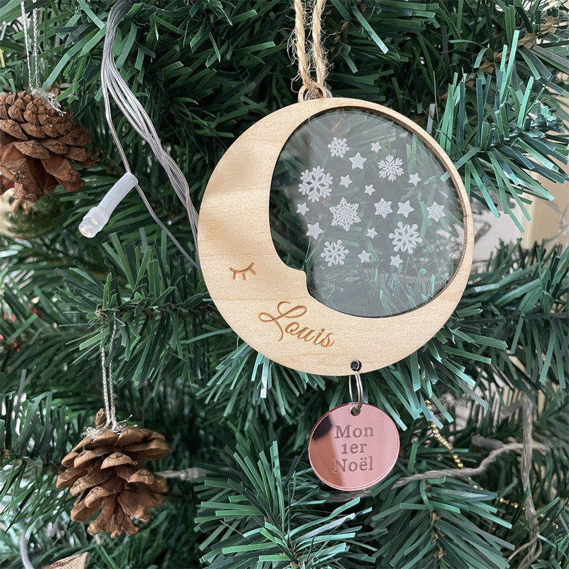Kohandatud nimega jõuluehteis puidust ja läbipaistvast akrüülist pall Isikupärastatud jõulukaunistusega lumehelves rippuv jõulukink