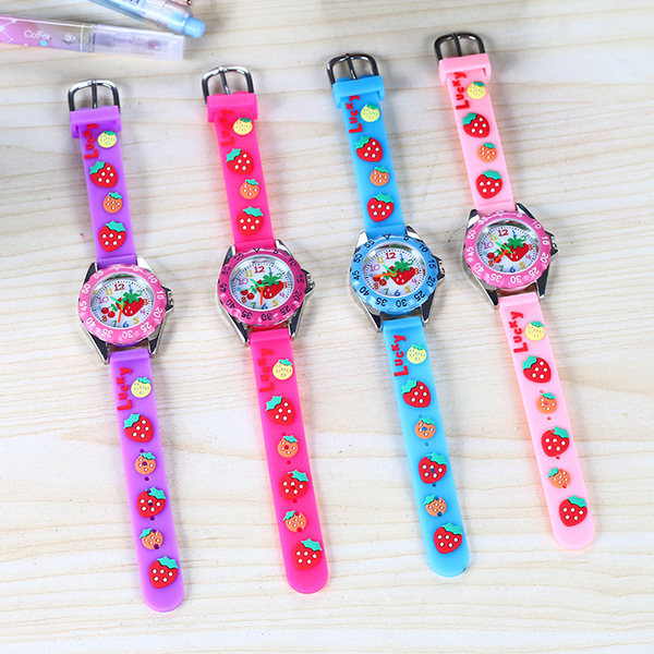 Dječji sat sa šarenom aplikacijom