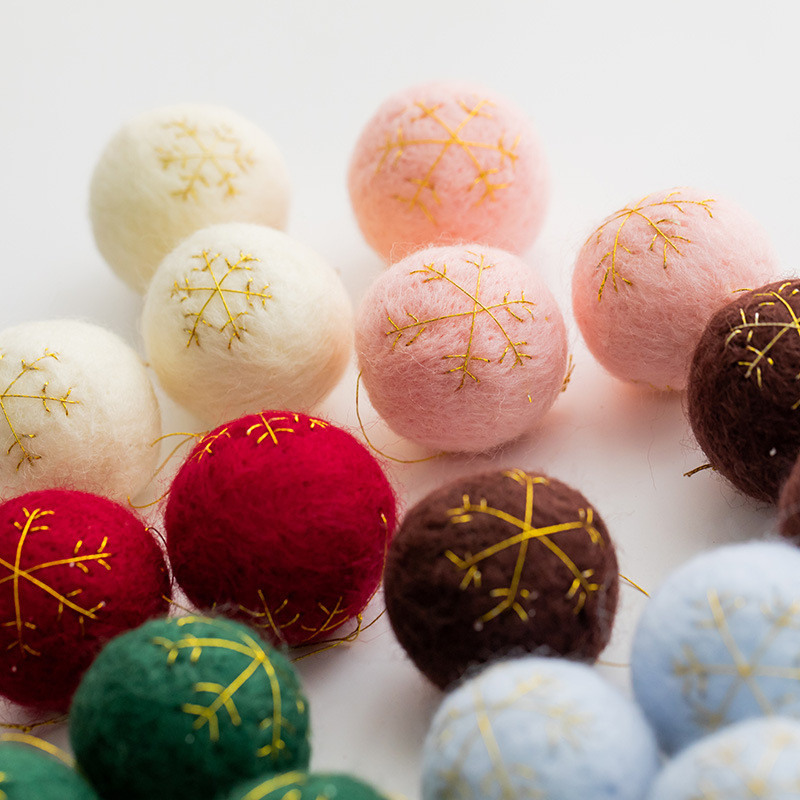 3 БР./Комплект 4CM вълнена филцова топка Коледна елха Висулка Снежинка Бродерия Вълнени помпони Направи си сам занаятчийска кръгла вълнена филцова топка Декор на стая