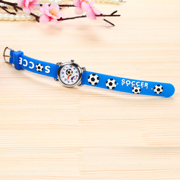 Детски часовник с кръгъл циферблат и силиконова каишка с футболна топка
