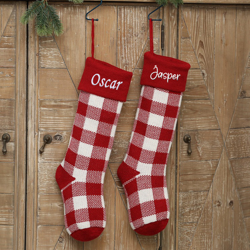 Kohandatud maalähedased kootud jõulusukad Isikupärastatud nimega tikitud punane pühvlipleed, roheline ruuduline kajutisokk Perekaunistusega
