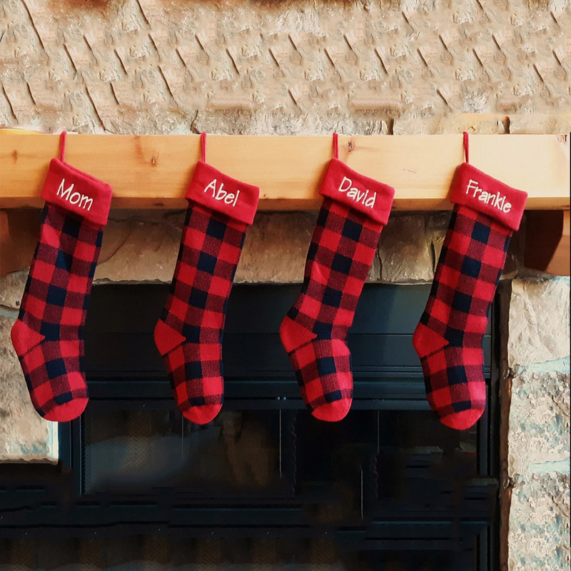 Kohandatud maalähedased kootud jõulusukad Isikupärastatud nimega tikitud punane pühvlipleed, roheline ruuduline kajutisokk Perekaunistusega
