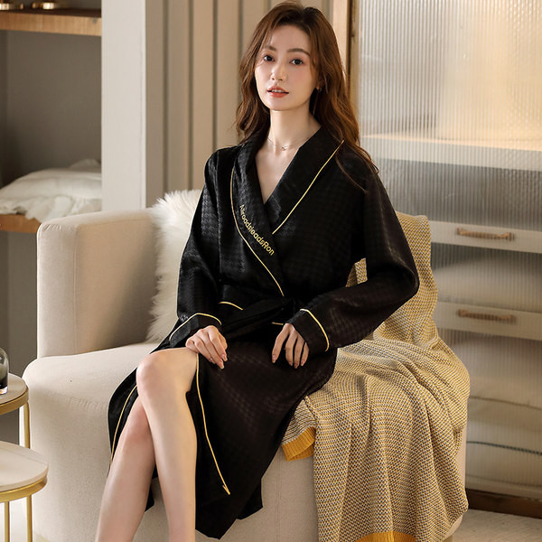 Γυναικείο κομψό ρόμπα με ζώνη και κεντημένα γράμματα