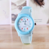 Čist model dječjeg sata za dječake i djevojčice sa silikonskim remenom