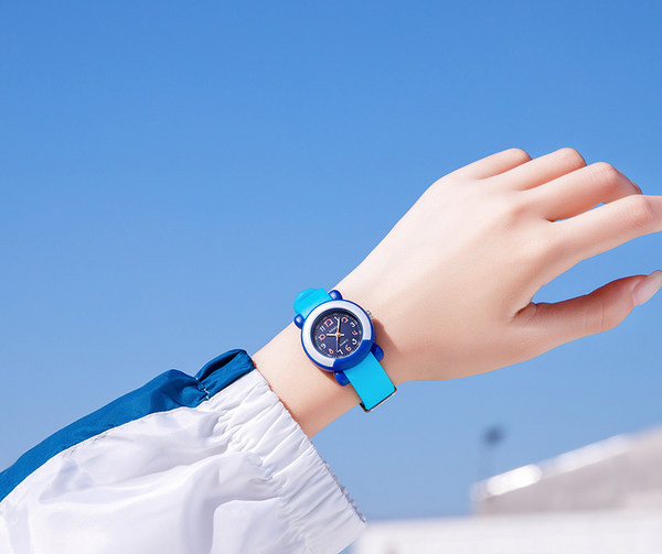 Водоустойчив часовник с кръгъл циферблат и силиконова каишка