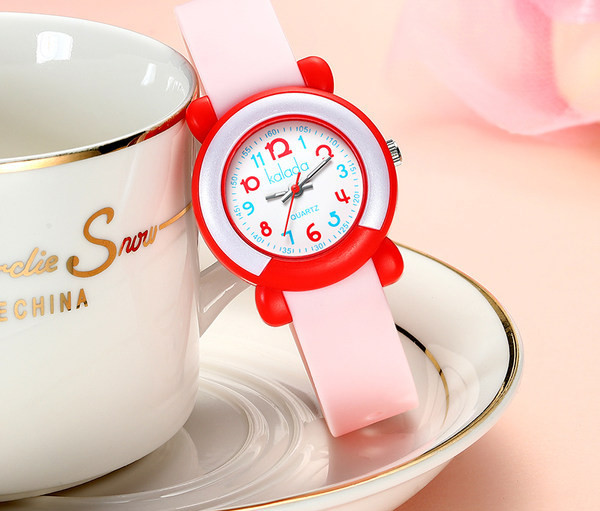 Водоустойчив часовник с кръгъл циферблат и силиконова каишка