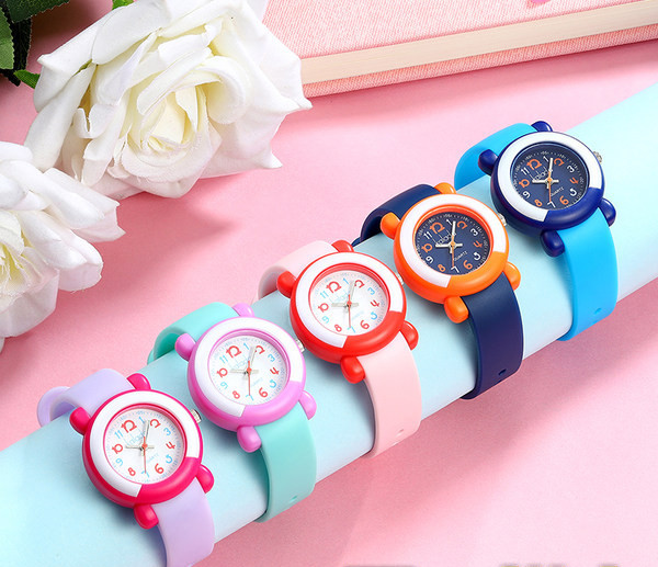 Водоустойчив часовник с кръгъл циферблат и силиконова каишка