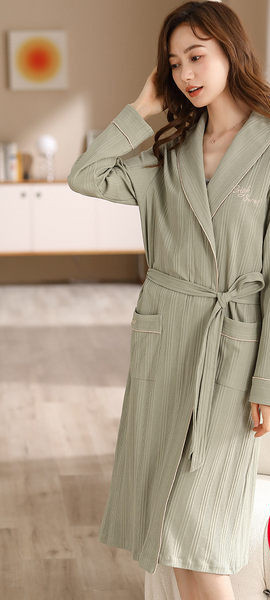 Модерен едноцветен дамски халат с колан 