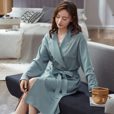 Moekas ühevärviline naiste hommikumantel vööga