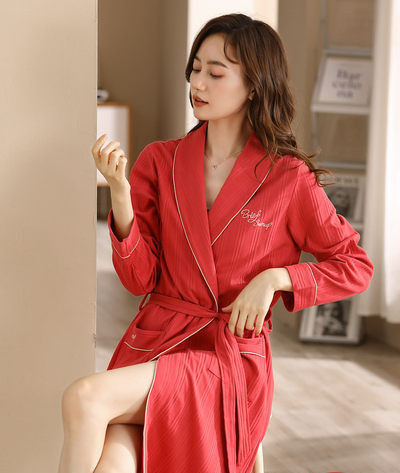 Дамски халат с бродерия и колан в няколко цвята 