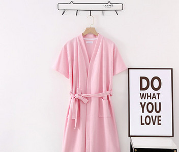 Ежедневен дамски халат с цветна щампа