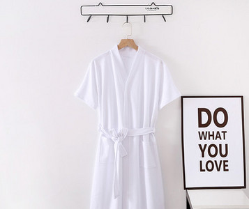 Ежедневен дамски халат с цветна щампа