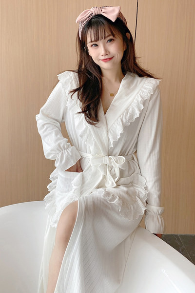 Дамски домашен халат с къдри и колан -бял и розов цвят