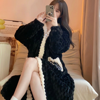 Široki ženski ogrtač s pojasom