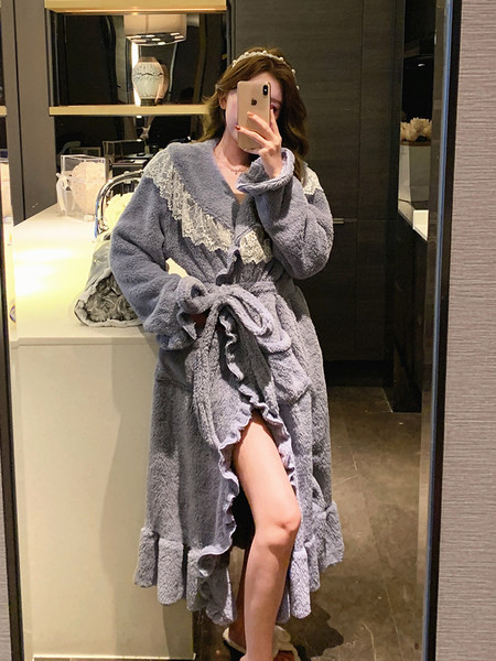 Дамски модерен халат с дантела