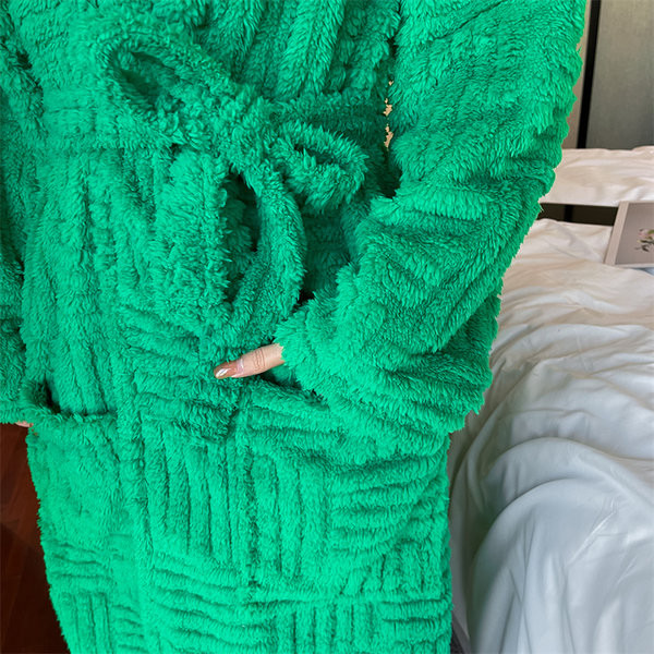 Дамски едноцветен халат с качулка и джоб