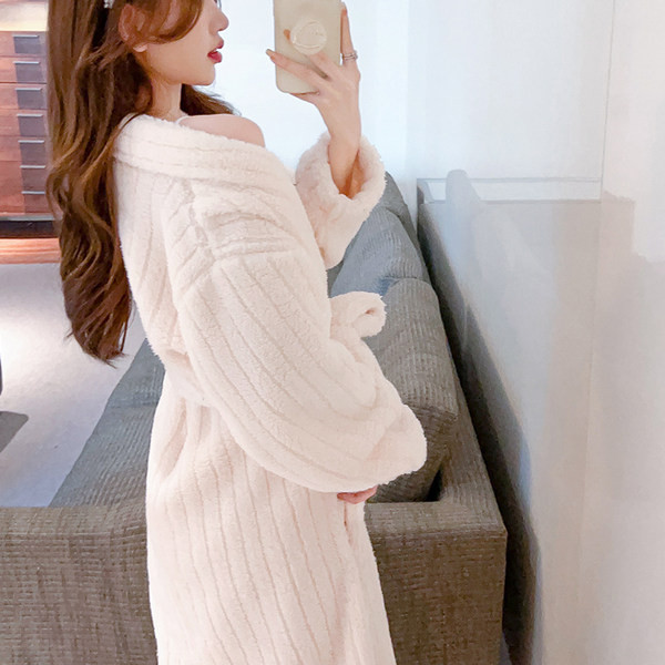 Нов модел дамски домашен халат с колан и джоб