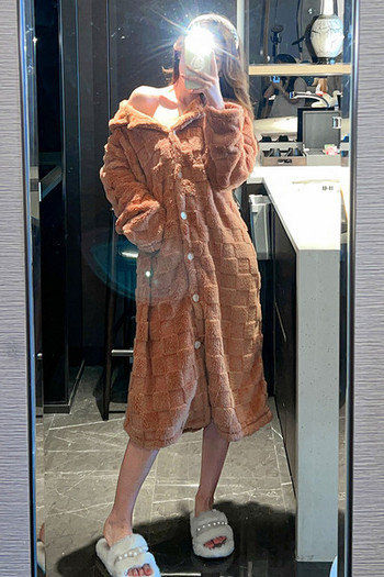 Пухен дамски халат с качулка -широк модел