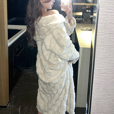 Пухен дамски халат с качулка -широк модел