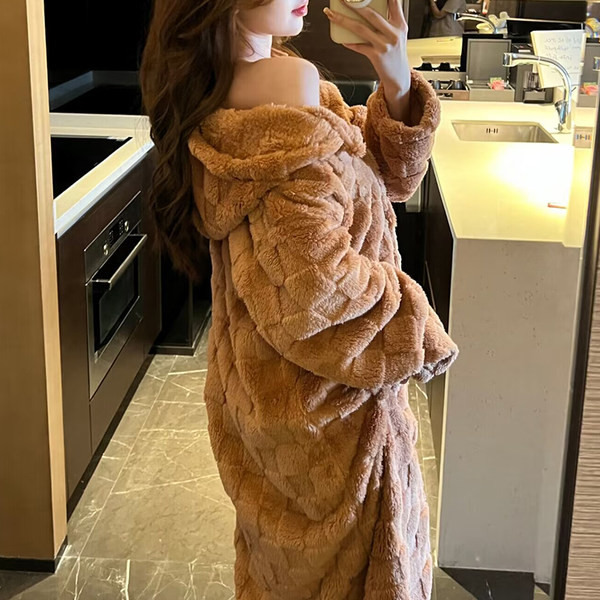 Пухен дамски халат с качулка -широк модел