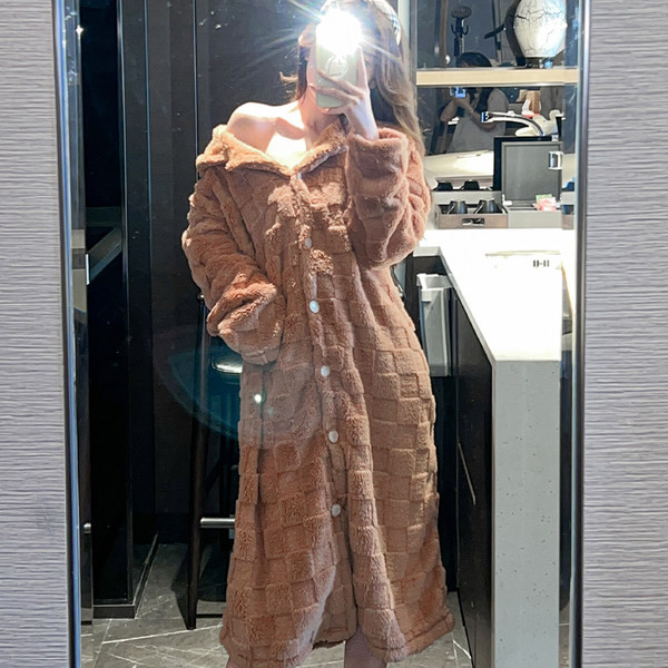 Пухен дамски халат с качулка -широк модел