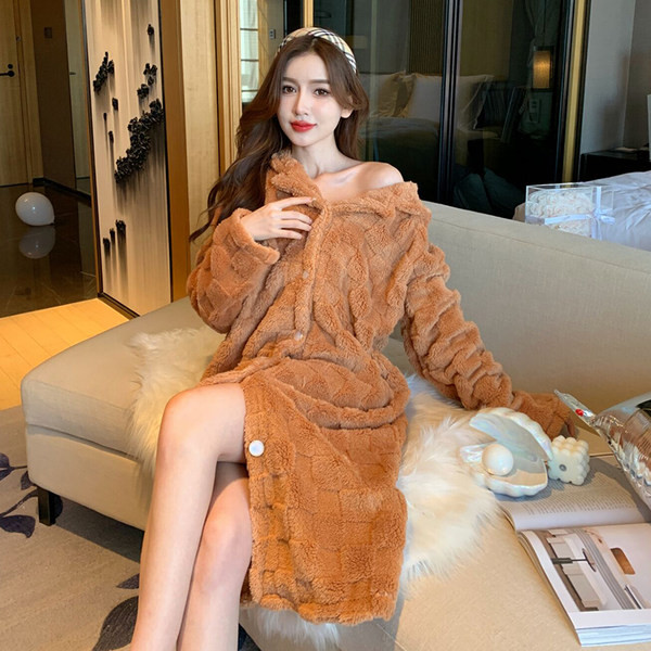 Пухен дамски халат с качулка -широк модел