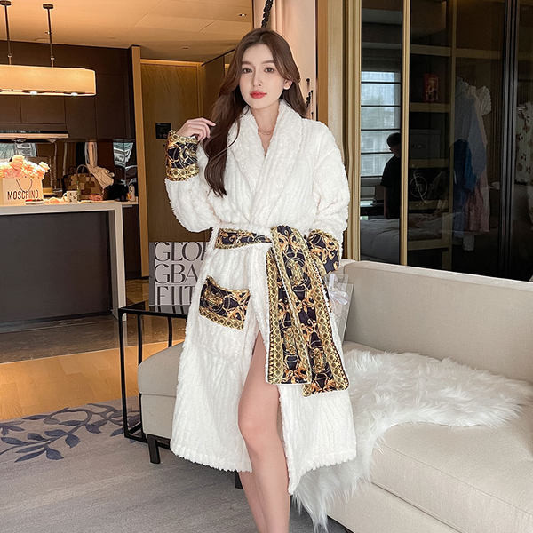 Naiste vabaaja hommikumantel tikandiga