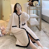 Kahes värvitoonis nööpidega naiste hommikumantel