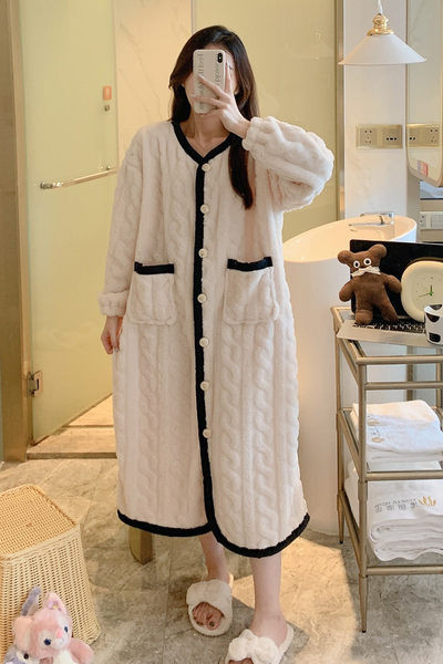 Kahes värvitoonis nööpidega naiste hommikumantel