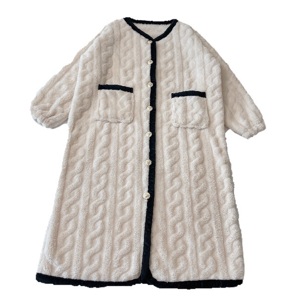 Kahes värvitoonis nööpidega naiste hommikumantel