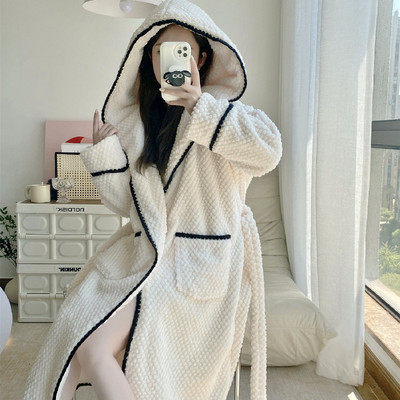 Широк модел поларен халат с качулка и джоб