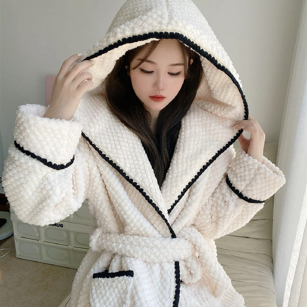 Широк модел поларен халат с качулка и джоб