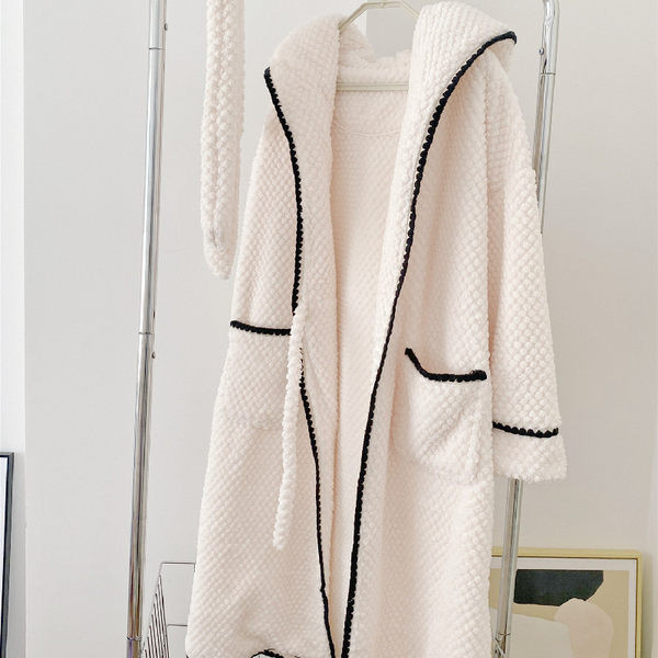 Широк модел поларен халат с качулка и джоб