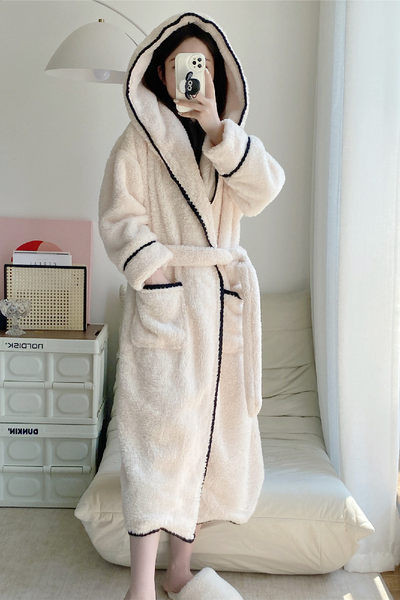 Пухен дамски халат с качулка 