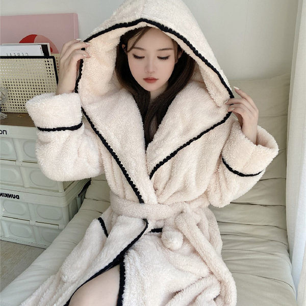 Пухен дамски халат с качулка 