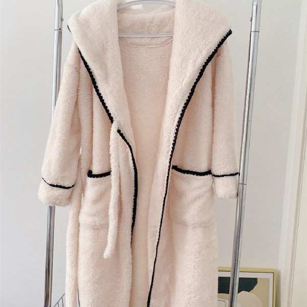 Пухен дамски халат с качулка 