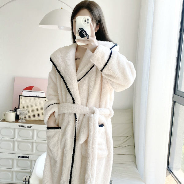 Пухен дамски халат с качулка 