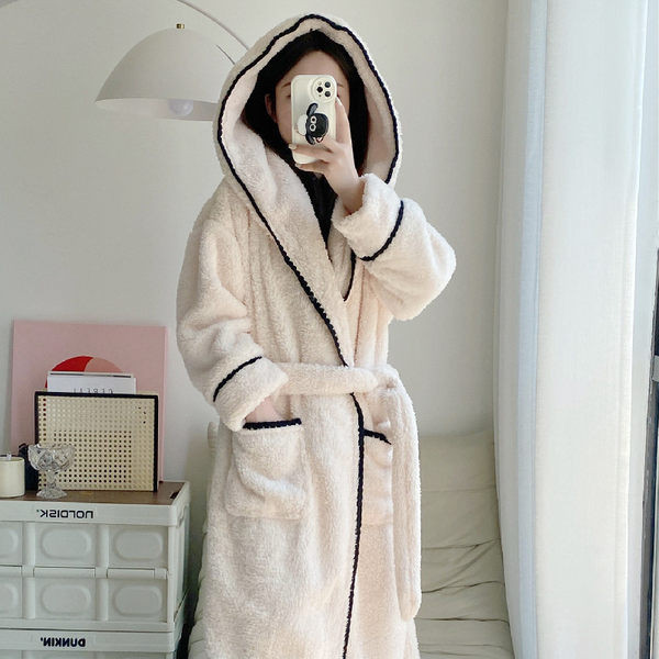 Пухен дамски халат с качулка 