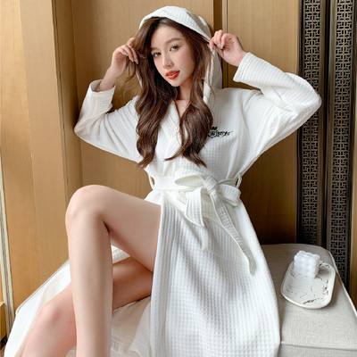 Дамски халат с - бродерия и качулка 