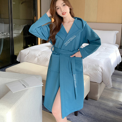 Ежедневен дамски халат с качулка