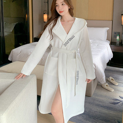 Ежедневен дамски халат с качулка