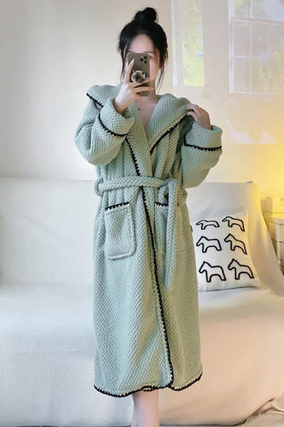 Дамски домашен халат с качулка