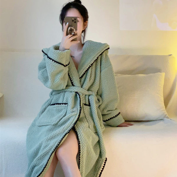 Дамски домашен халат с качулка